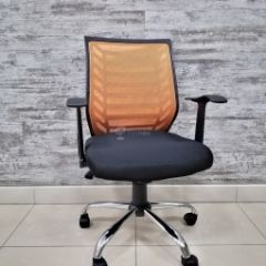 Кресло Barneo K-138 для персонала (черная ткань оранжевая сетка) в Югорске - yugorsk.mebel24.online | фото